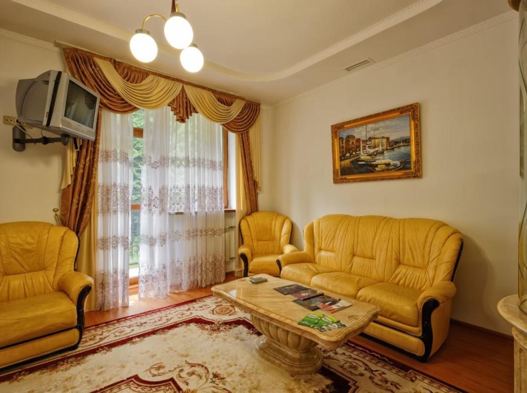 Karpaty Hotel Yaremche Exterior foto